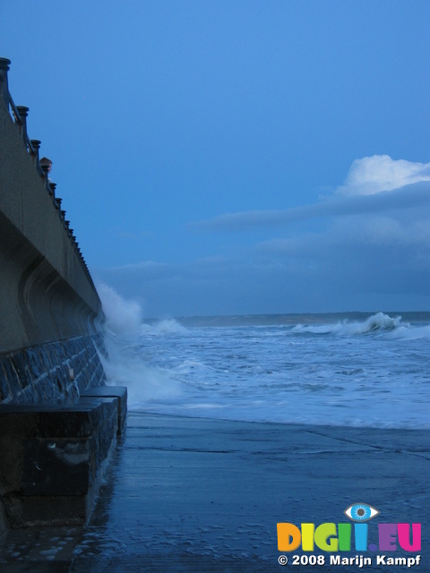 25627 Waves at quay